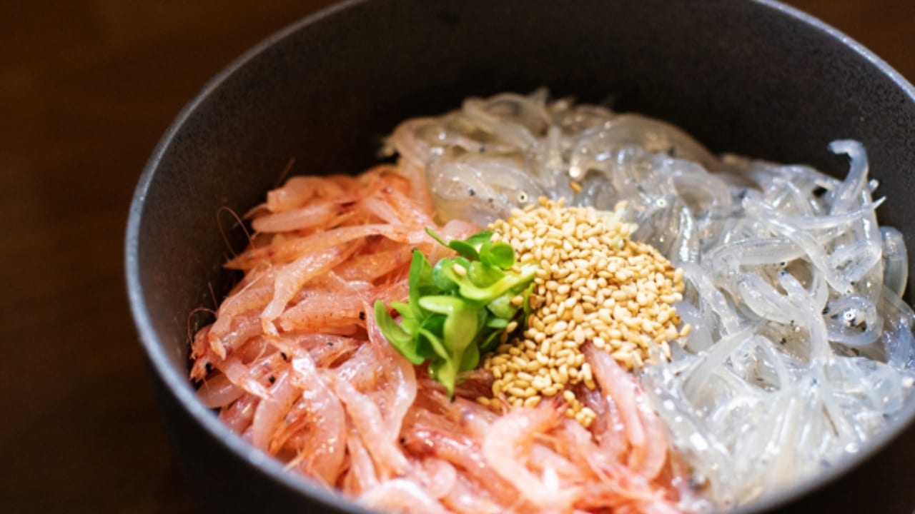 桜えびとしらすを盛り付けた料理